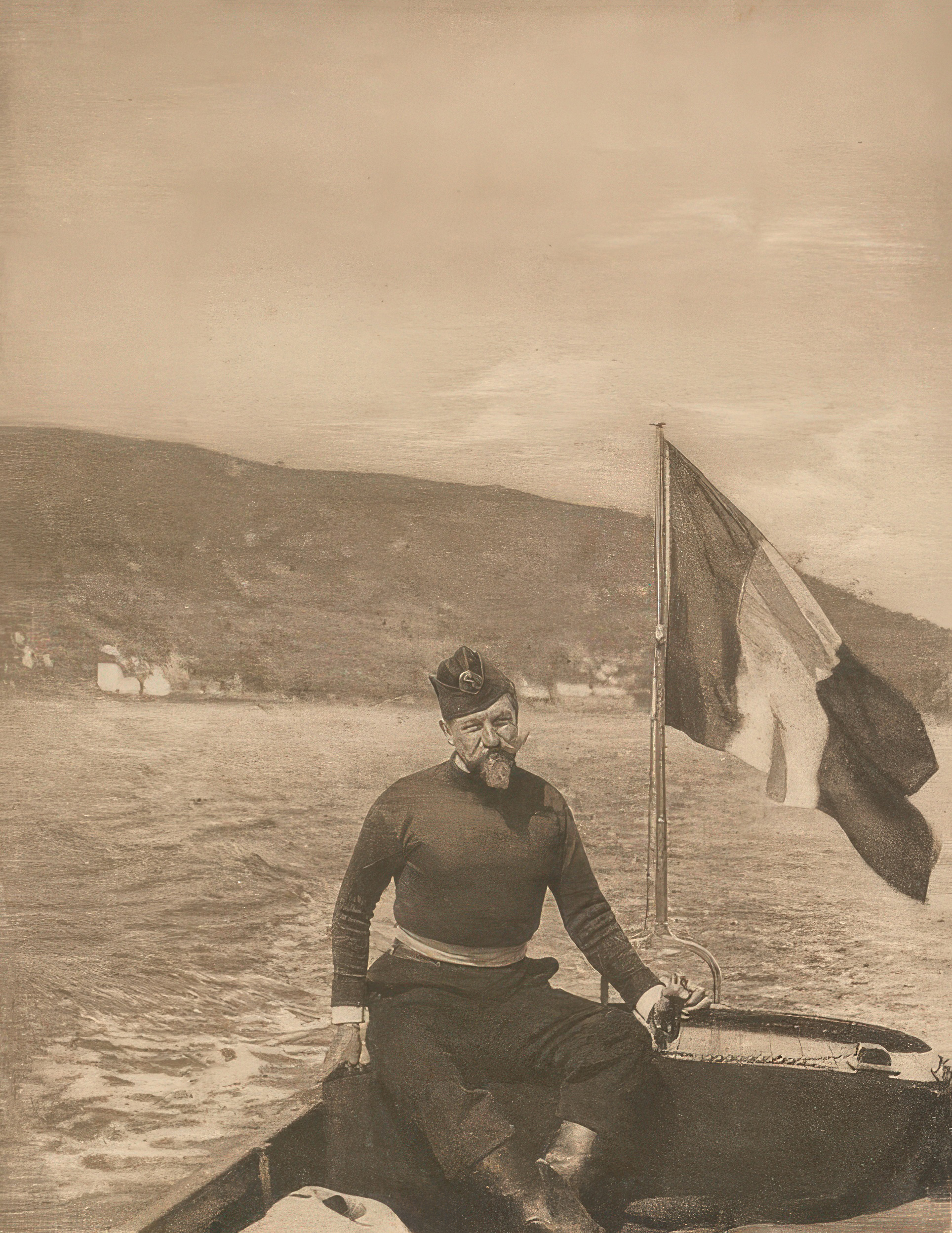 Monseigneur le duc d’Orléans Philippe VIII à la barre de sa vedette. Héliogravure tirée de La Barque et le Drapeau, 1911.