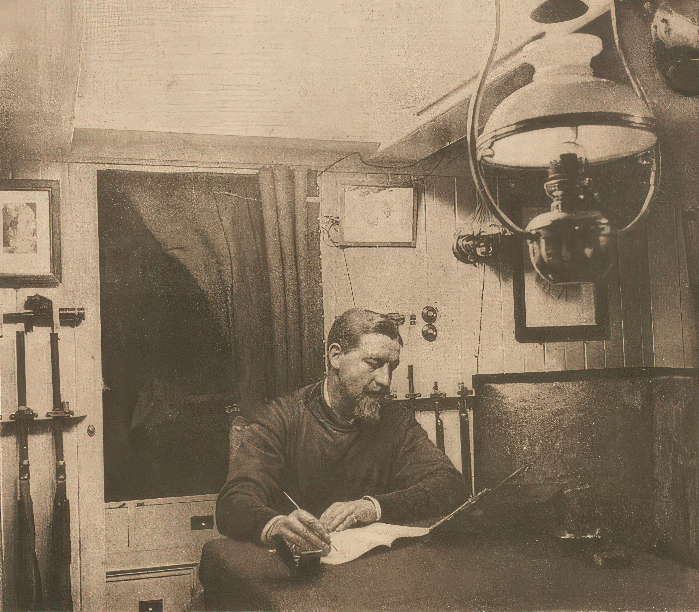 Monseigneur le duc d’Orléans Philippe VIII dans la cabine de la Belgica. Héliogravure tirée de La Barque et le Drapeau, 1911.